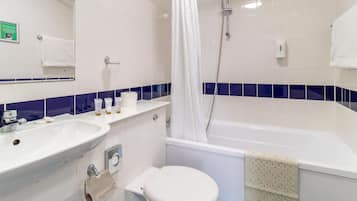 Un baño con lavamanos, inodoro y bañera.