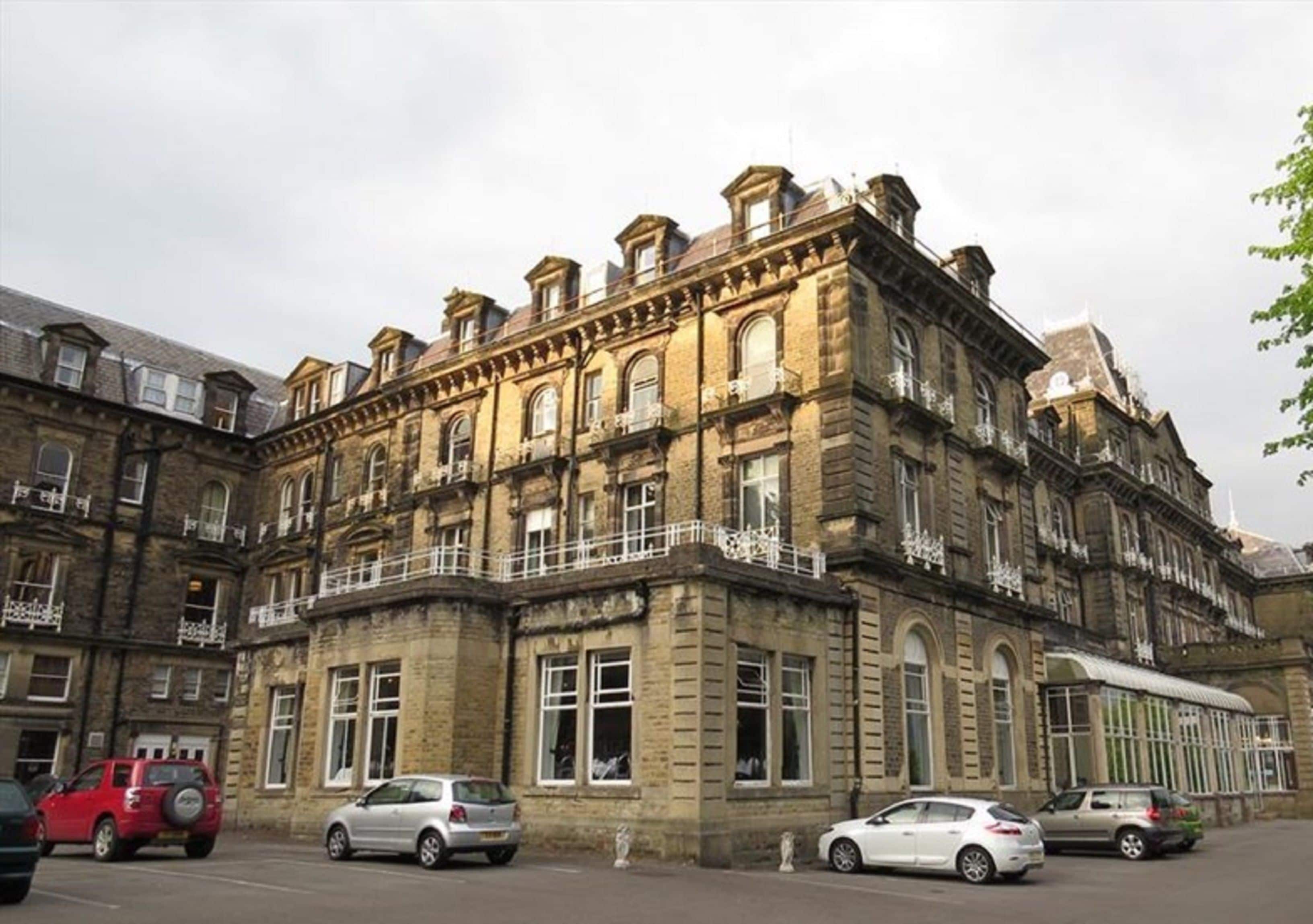 Un bâtiment historique à étages, doté de grandes fenêtres et de balcons.