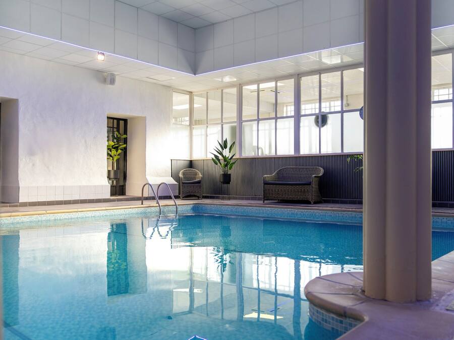 Indoor pool, pool loungers