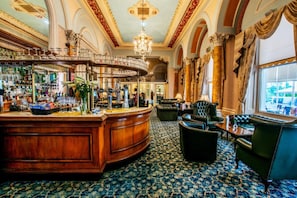 2 bars/lounges