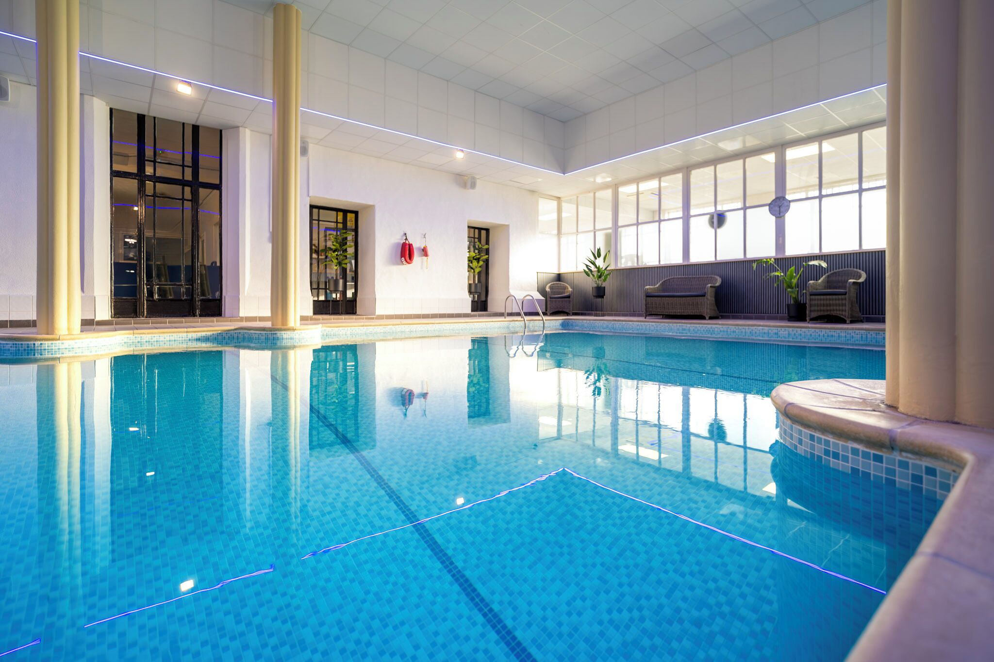 Innendørsbasseng og solsenger