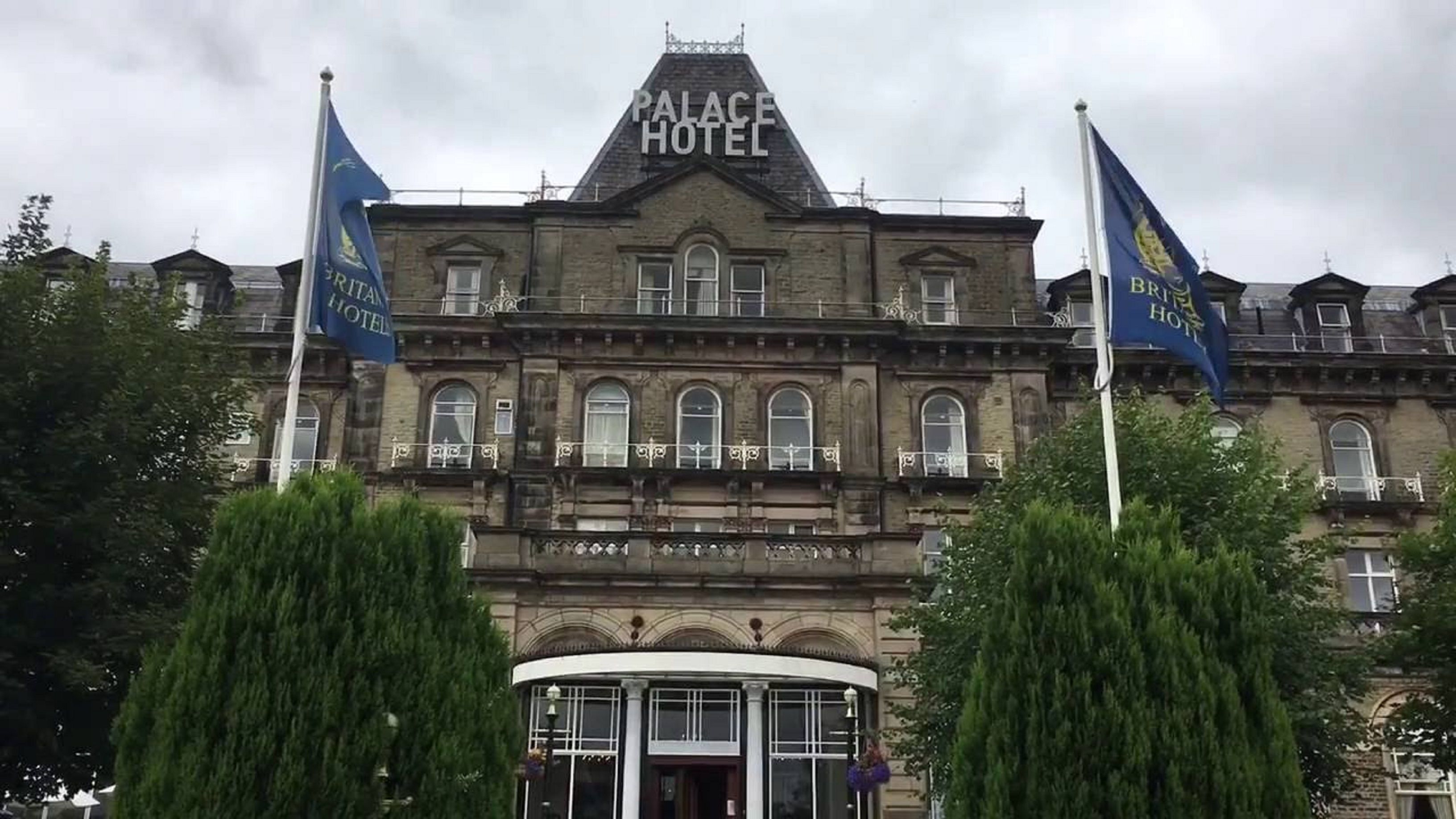 Un edificio histórico con un cartel llamativo que dice "Palace Hotel".