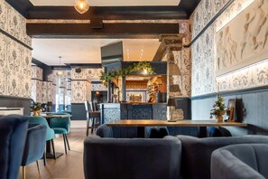 2 Bars/Lounges