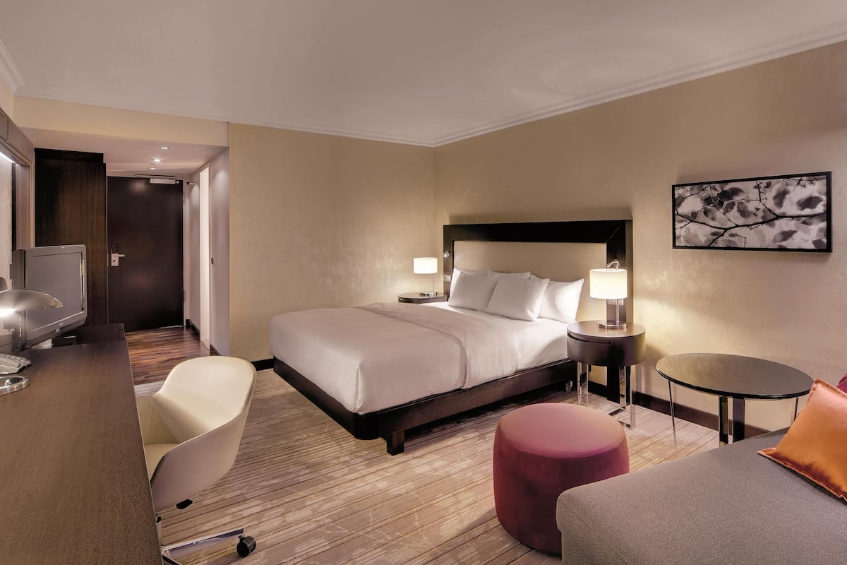 Hypo-allergenic bedding, in-room safe, desk, laptop workspace