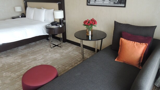 Hypo-allergenic bedding available, in-room safe, desk, laptop workspace - Hilton Munich Park (Munich)