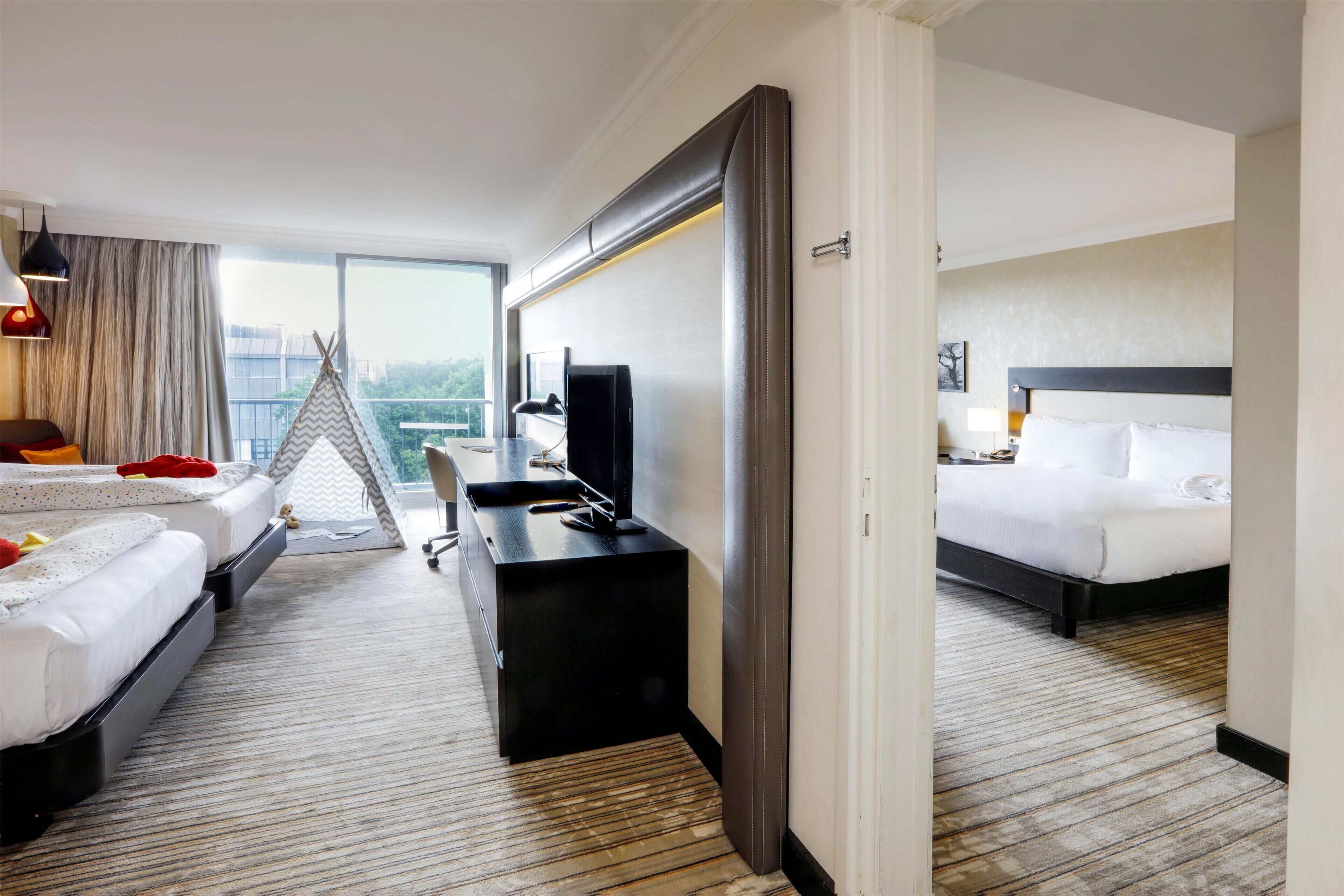 Family Room, Connecting Rooms