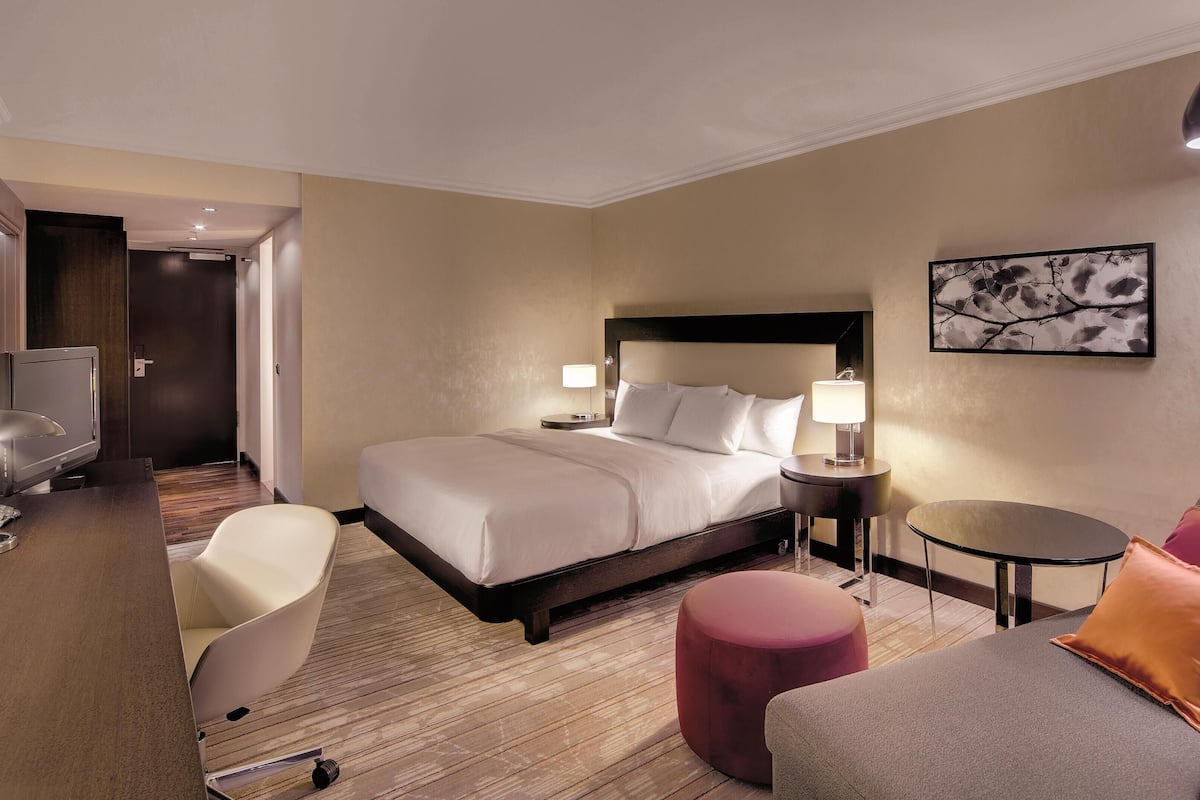 Ropa de cama hipoalergénica y caja de seguridad en la habitación