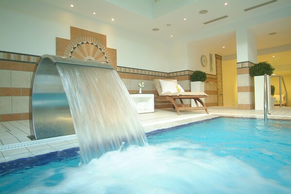 Indoor pool - Hilton Munich Park (Munich)