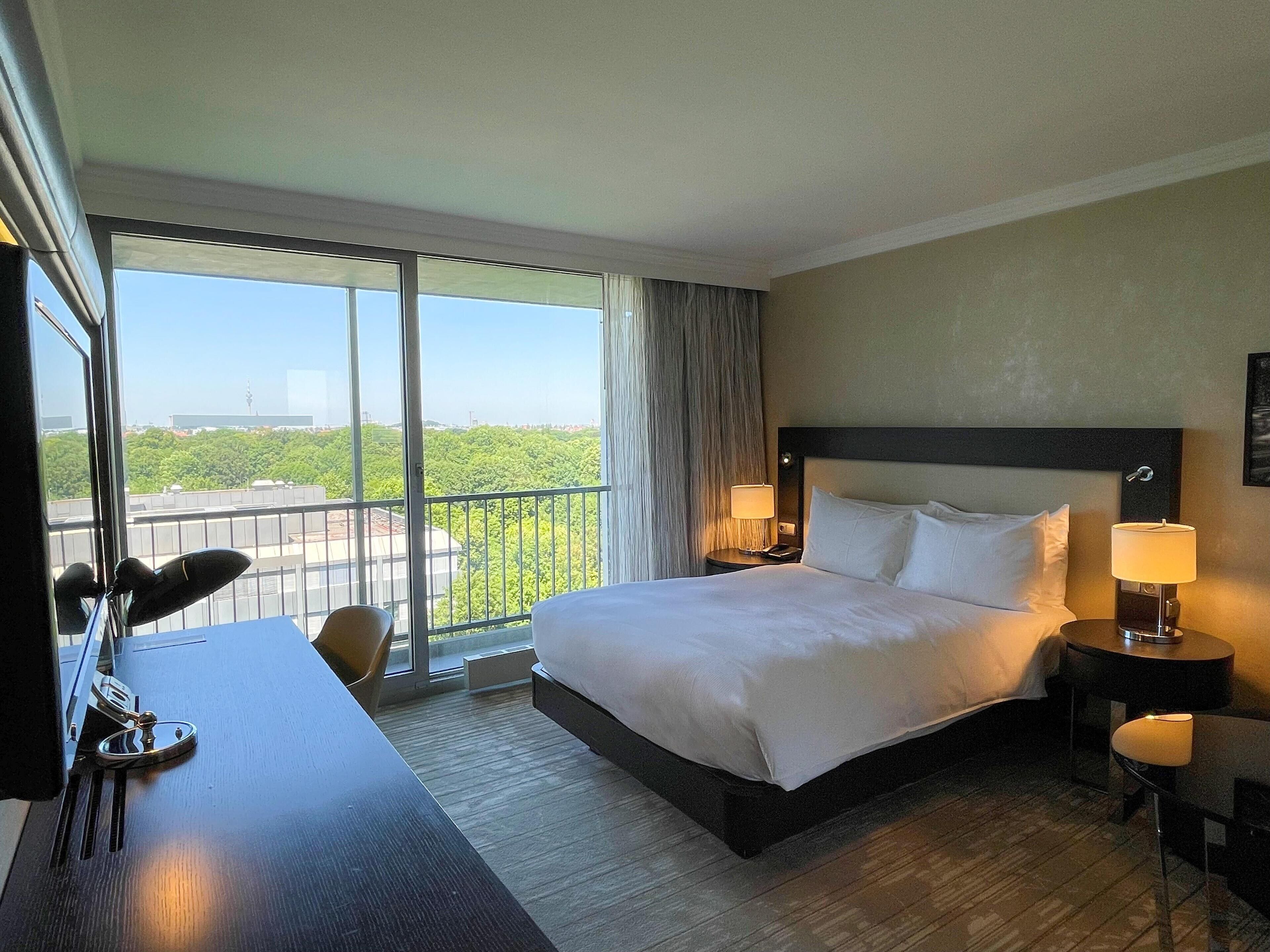 Hypo-allergenic bedding, in-room safe, desk, laptop workspace