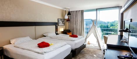 Kamar Keluarga, kamar terhubung | Seprai antialergi, brankas, meja kerja, dan ruang kerja ramah laptop