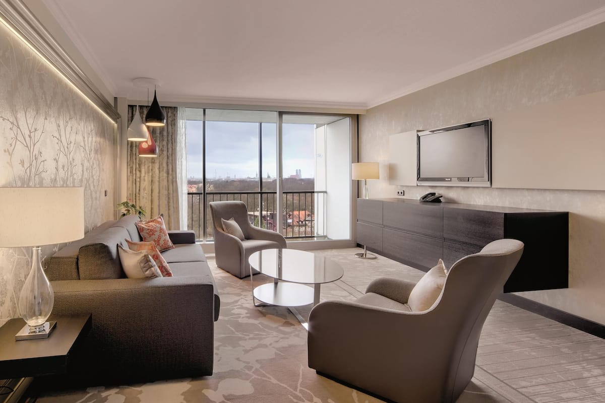 Suite, 1 King Bed, Non Smoking | Living area | 42-inch flat-screen TV with satellite channels, TV