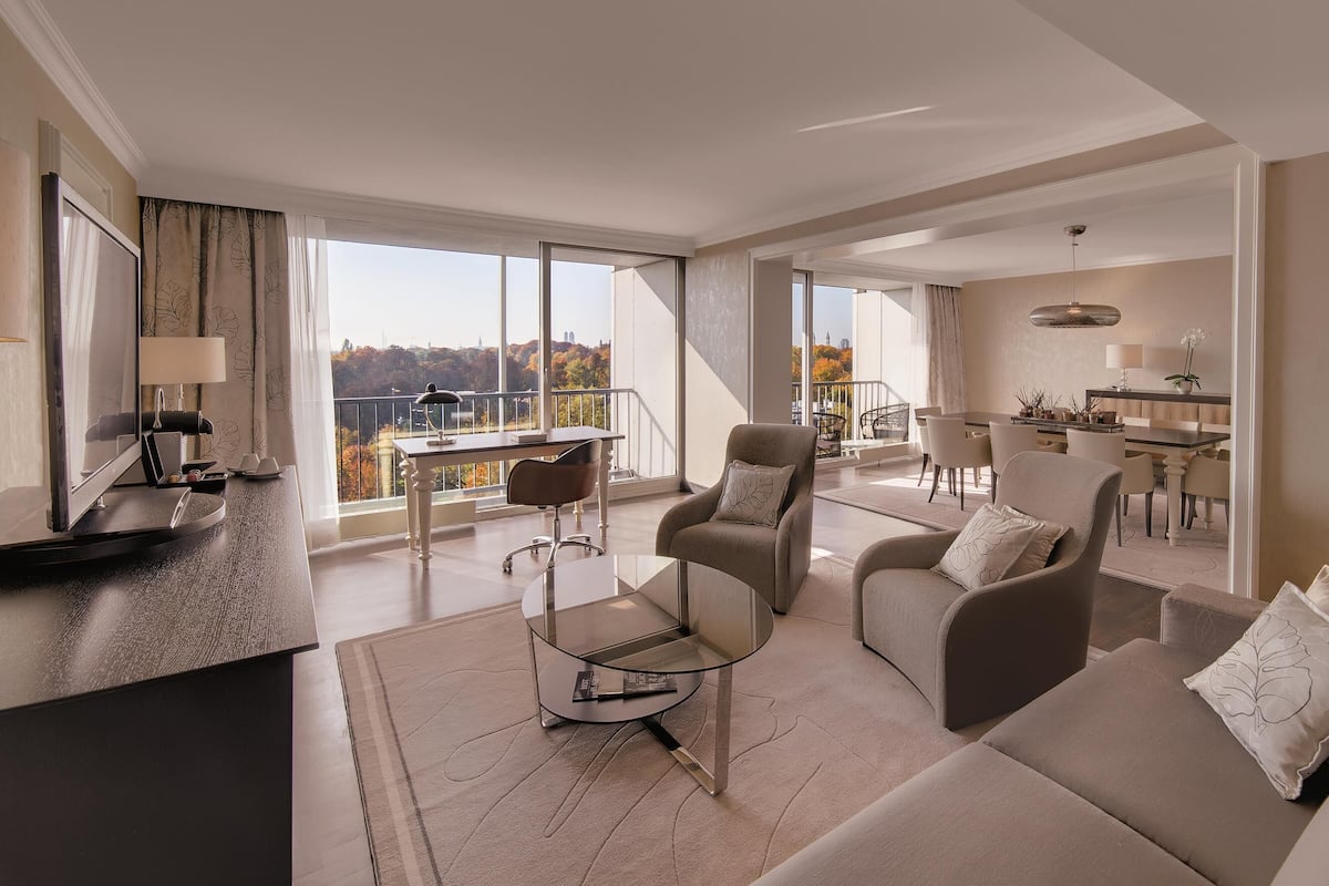 Executive Suite, 1 King Bed, Non Smoking | Living area | 42-inch flat-screen TV with satellite channels, TV