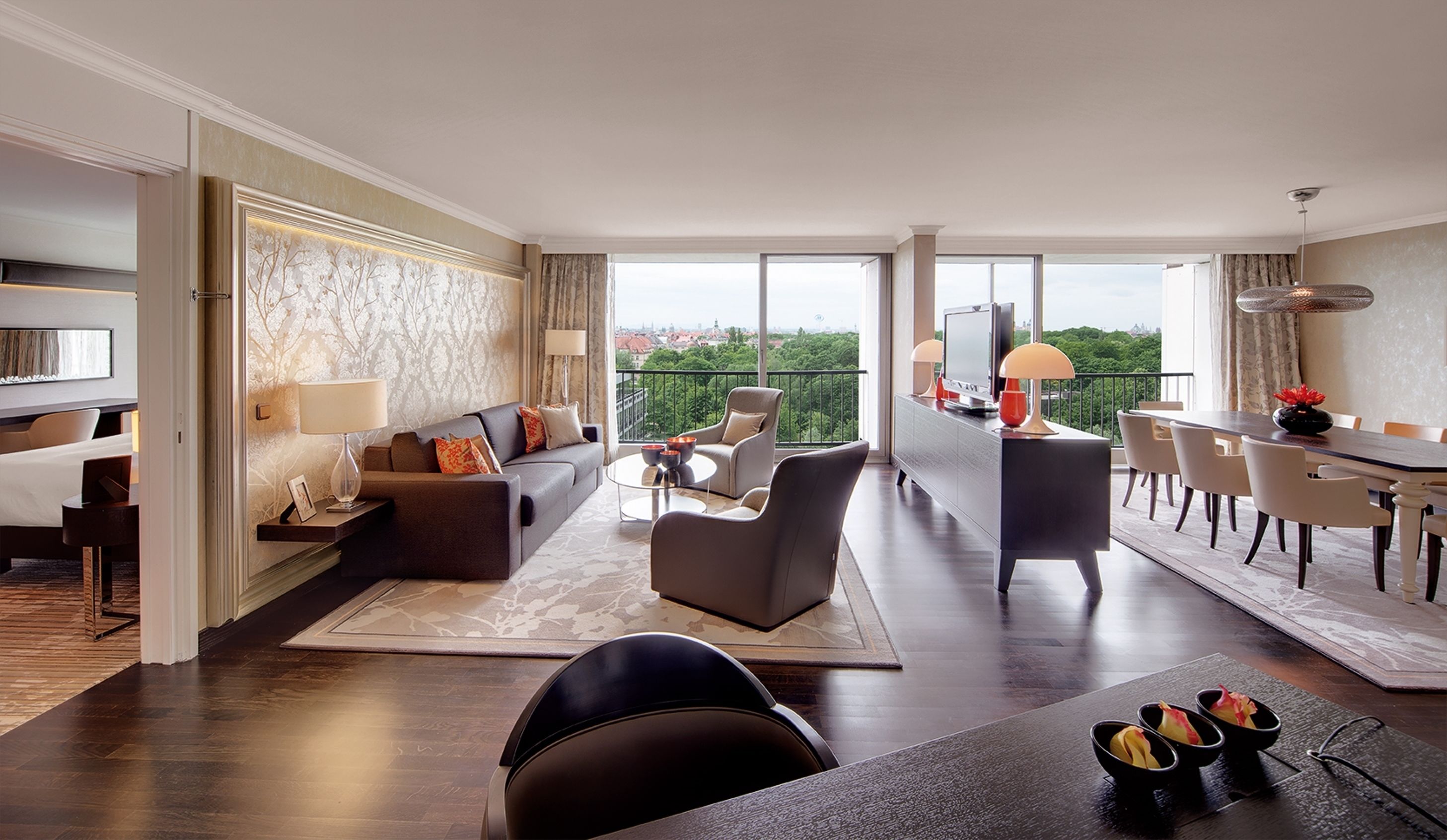 executive suite, 1 king bed, non smoking | living area | 42-inch flat-screen tv with satellite channels, tv