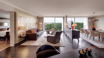 Suite ejecutiva, 1 cama King size, para no fumadores | Área de sala de estar | Televisión de pantalla plana de 42 pulgadas con canales vía satélite