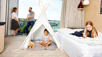 Family Room | Hypo-allergenic bedding, in-room safe, desk, laptop workspace
