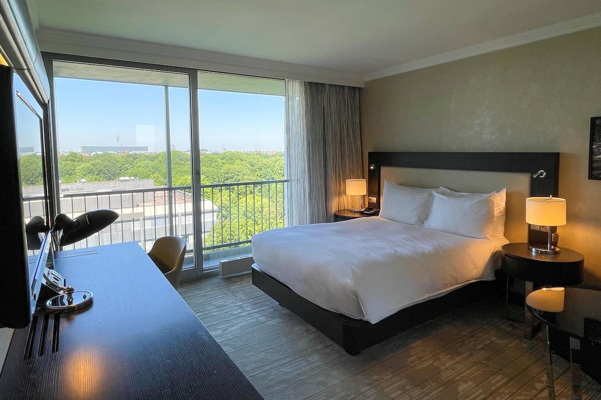 Hypo-allergenic bedding, in-room safe, desk, laptop workspace