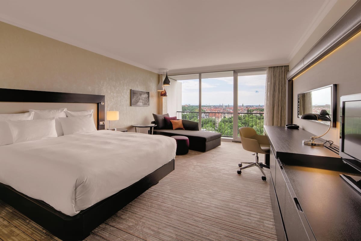 Hypo-allergenic bedding, in-room safe, desk, laptop workspace