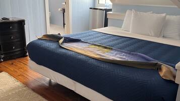 Un dormitorio con cama, cómoda y ventana con vistas.