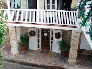 Vista frontal de la propiedad