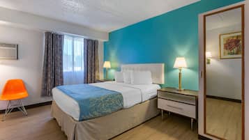 Rom, 1 queensize-seng, tilgjengelighetstilpasset, ikke-røyk | Safe på rommet, skrivebord, blendingsgardiner og strykejern/-brett