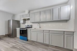 Premium bedding, down duvets, pillow-top beds, desk - Days Inn & Suites by Wyndham Texas City-Galveston Area (Texas City)