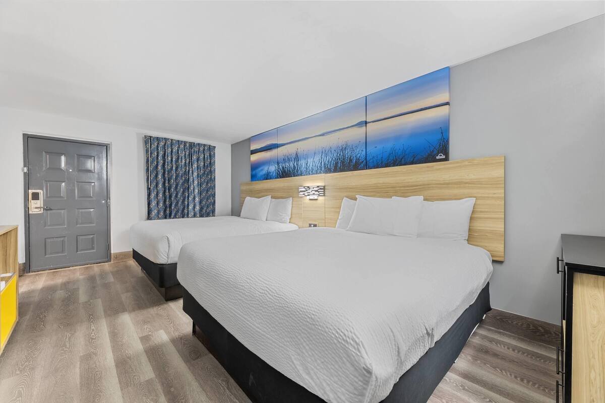 Phòng Suite Deluxe, nhiều giường, không hút thuốc | Bộ đồ giường cao cấp, chăn bông, nệm có lớp đệm bông, bàn 