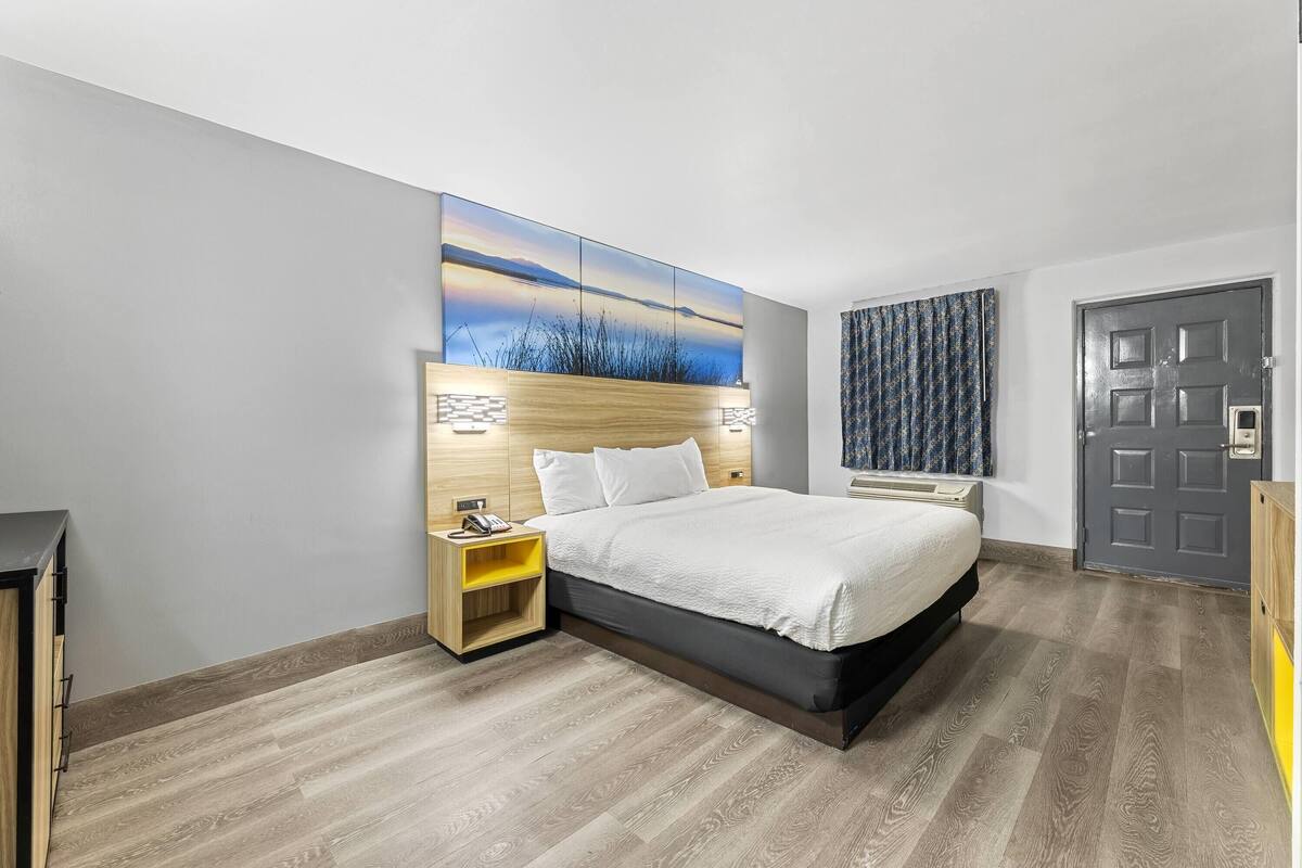 Suite, 1 Katil Raja (King), mesra pergerakan, Non Smoking (Bathtub W/grab Bars) | Peralatan tempat tidur premium, gebar bulu kapas, tilam berlapik, meja 