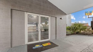 Un edificio moderno con puerta de vidrio marcada con el número