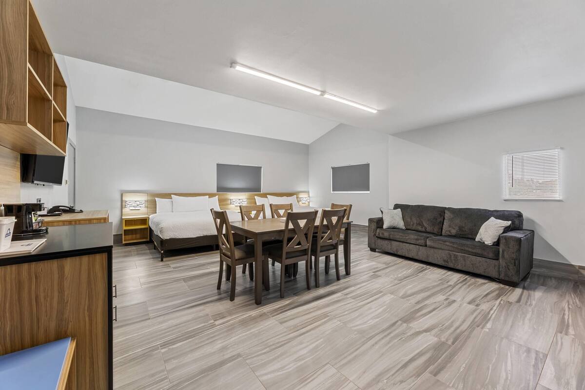 Family Suite, Berbilang Katil, Non Smoking | Peralatan tempat tidur premium, gebar bulu kapas, tilam berlapik, meja 