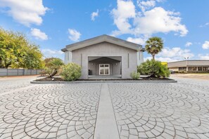 Exterior - Days Inn & Suites by Wyndham Texas City-Galveston Area (Texas City)