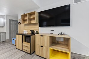 Family Suite, Multiple Beds, Non Smoking | Premium bedding, down comforters, pillowtop beds, desk - Days Inn & Suites by Wyndham Texas City (Texas City)