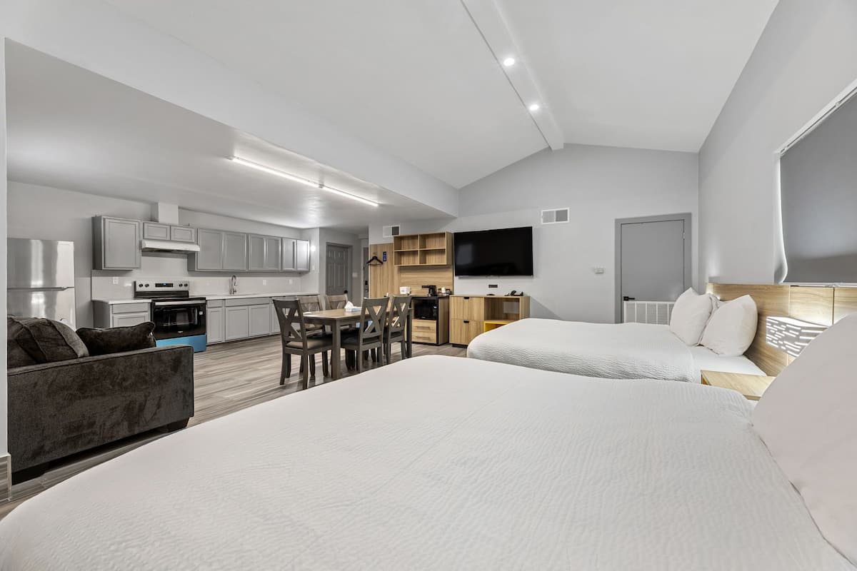 家庭套房, 多張床, 非吸煙房 | 高級寢具、羽絨被、舒適加層、書桌