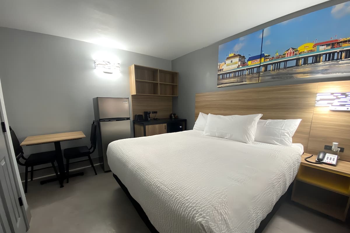 Luxe beddengoed, donzen dekbedden, pillowtop-bedden, een bureau