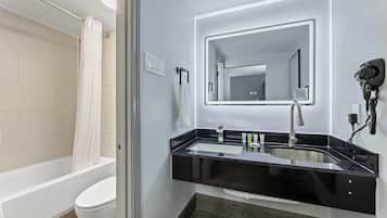 Baignoire, sĂšche-cheveux, serviettes fournies, savon