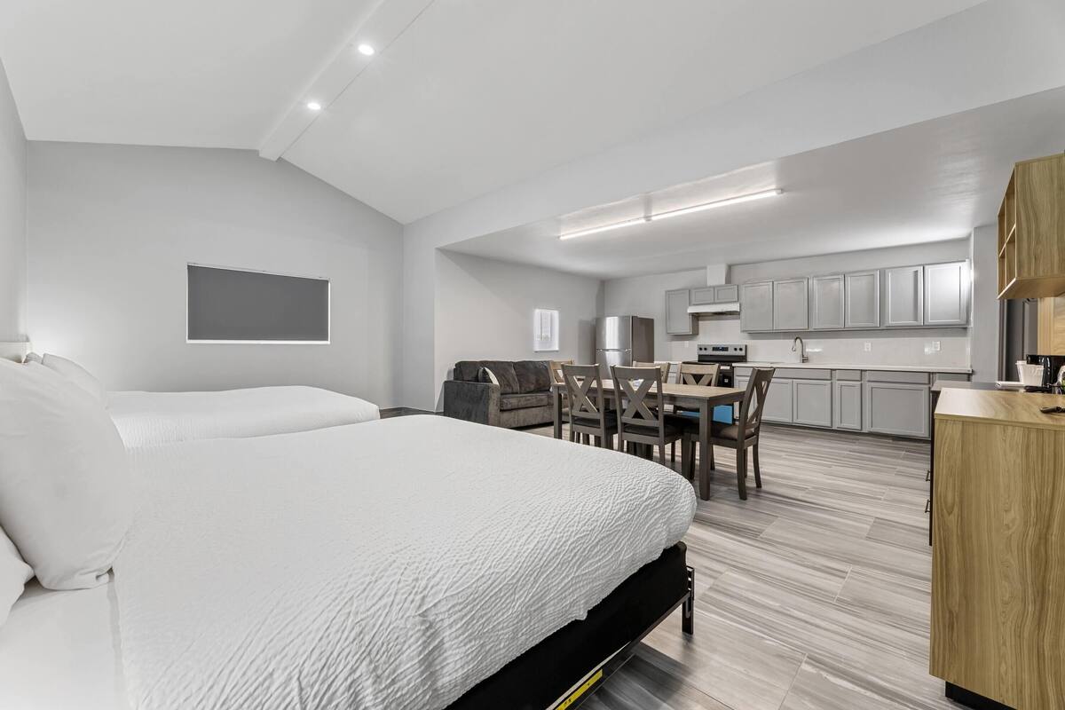 Family Suite, Berbilang Katil, Non Smoking | Peralatan tempat tidur premium, gebar bulu kapas, tilam berlapik, meja 