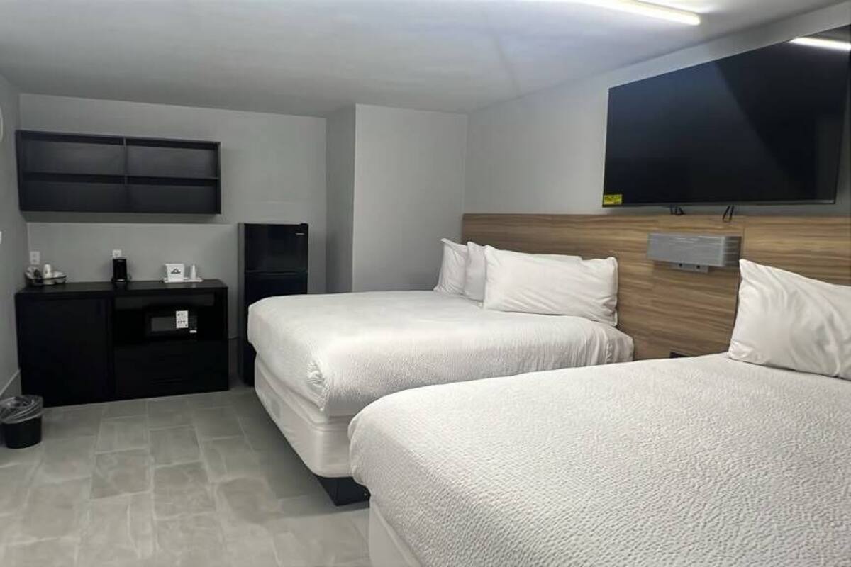 Phòng Suite dành cho gia đình, nhiều giường, không hút thuốc | Bộ đồ giường cao cấp, chăn bông, nệm có lớp đệm bông, bàn 