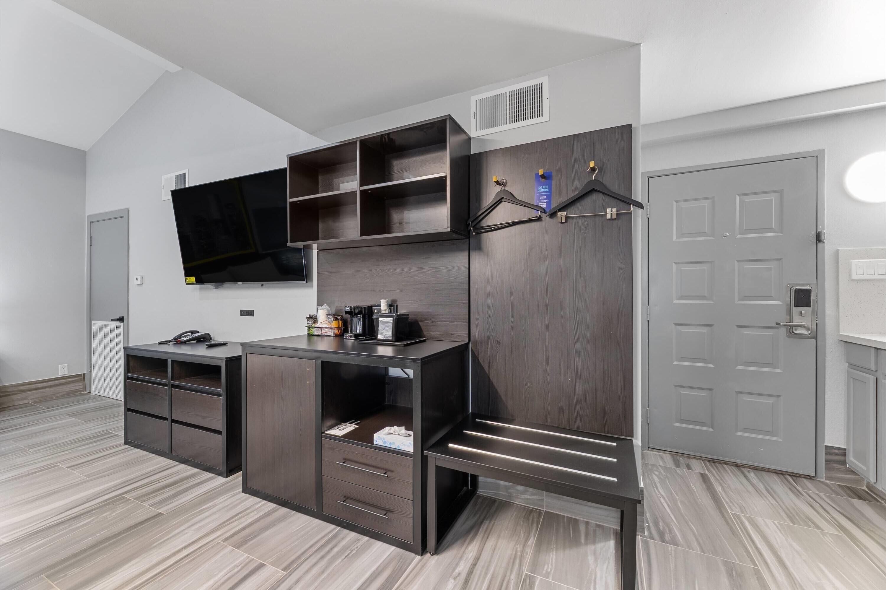 Premium bedding, down duvets, pillow-top beds, desk