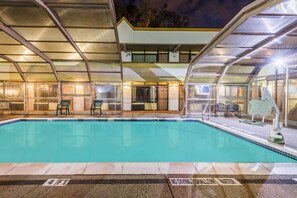 Una piscina al aire libre de temporada