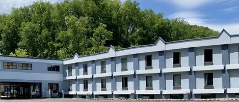 Vista frontal de la propiedad