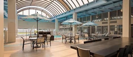 Piscine intérieure, chaises longues