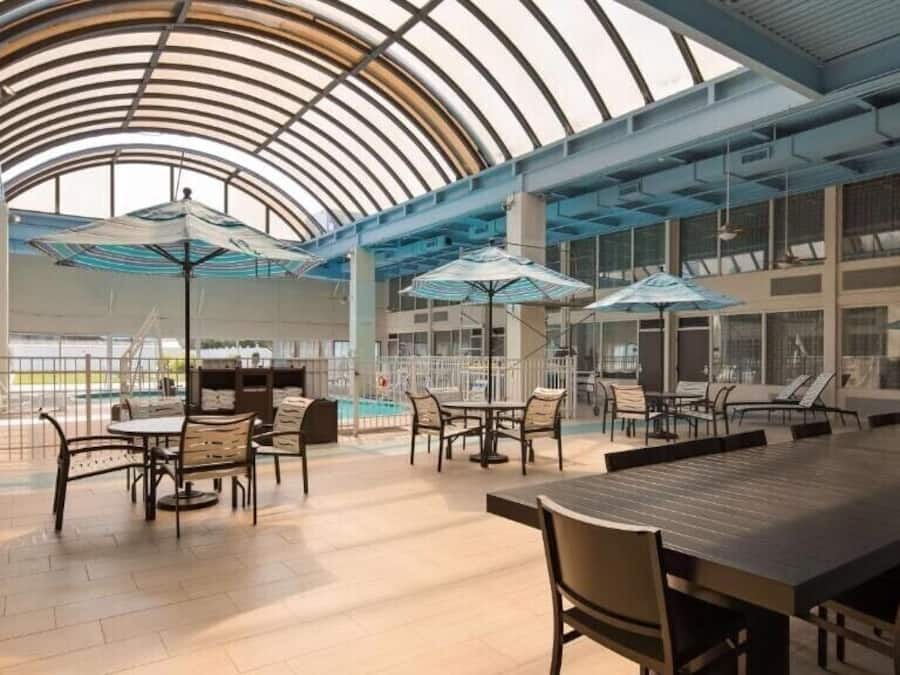 Piscina coperta, lettini