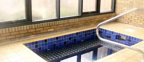 Indendørs pool, sæsonbestemt udendørs pool