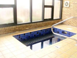 Una piscina techada, una piscina al aire libre de temporada