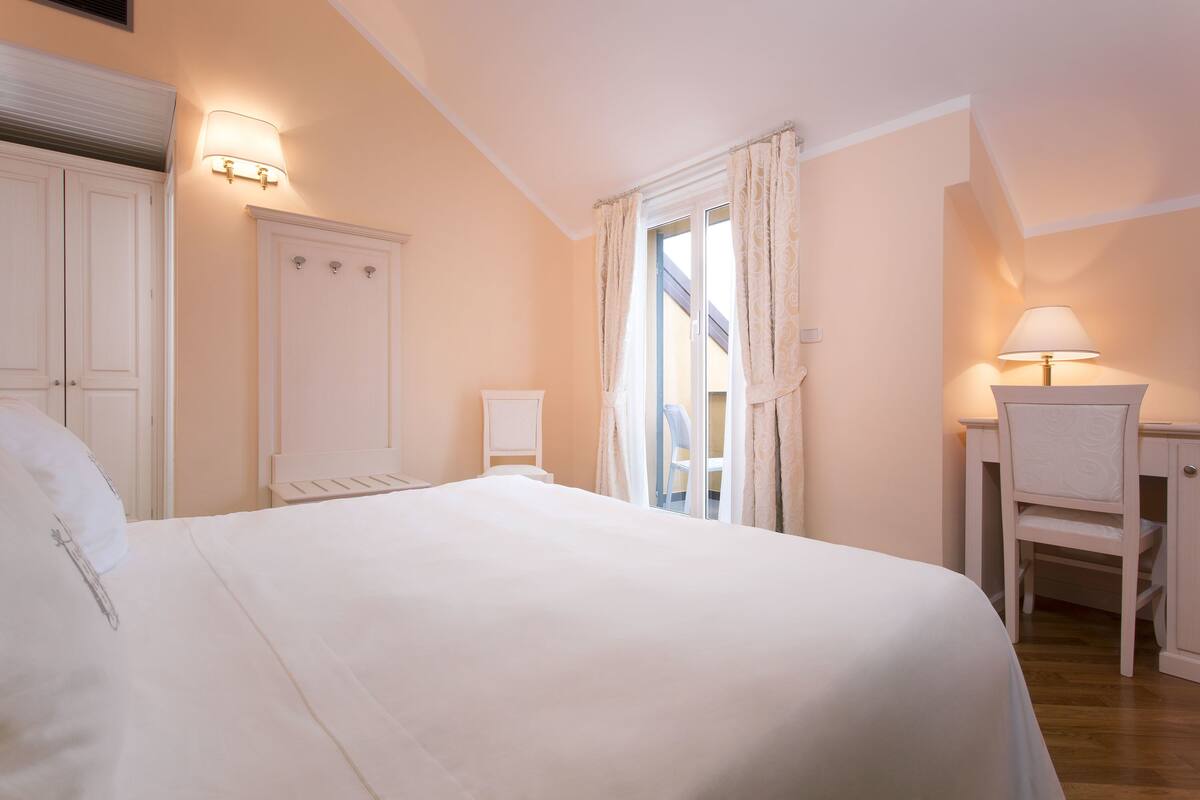 Une chambre à coucher avec un lit, un bureau et une chaise.