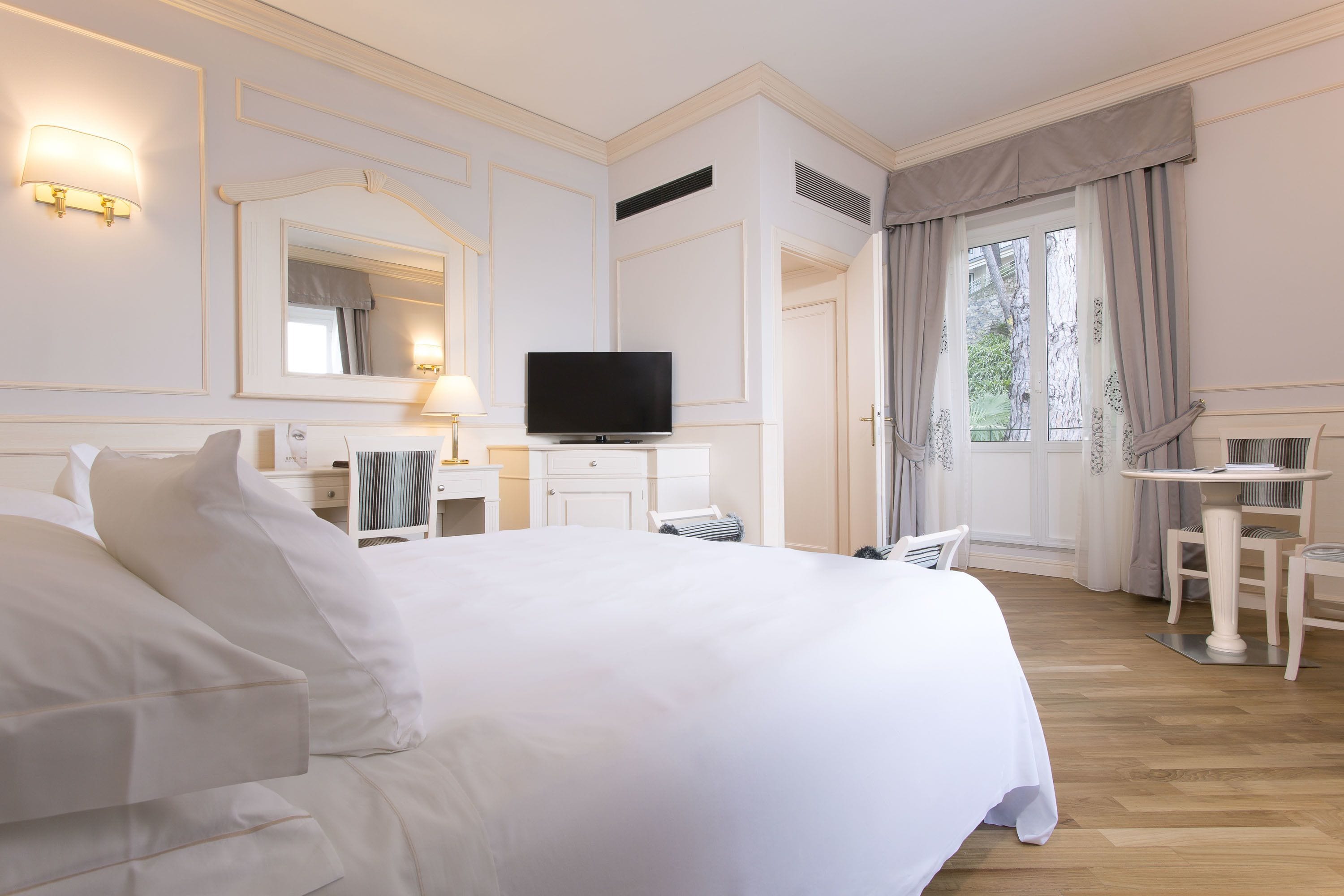 suite (with sea view) | down duvets, minibar, in-room safe, desk