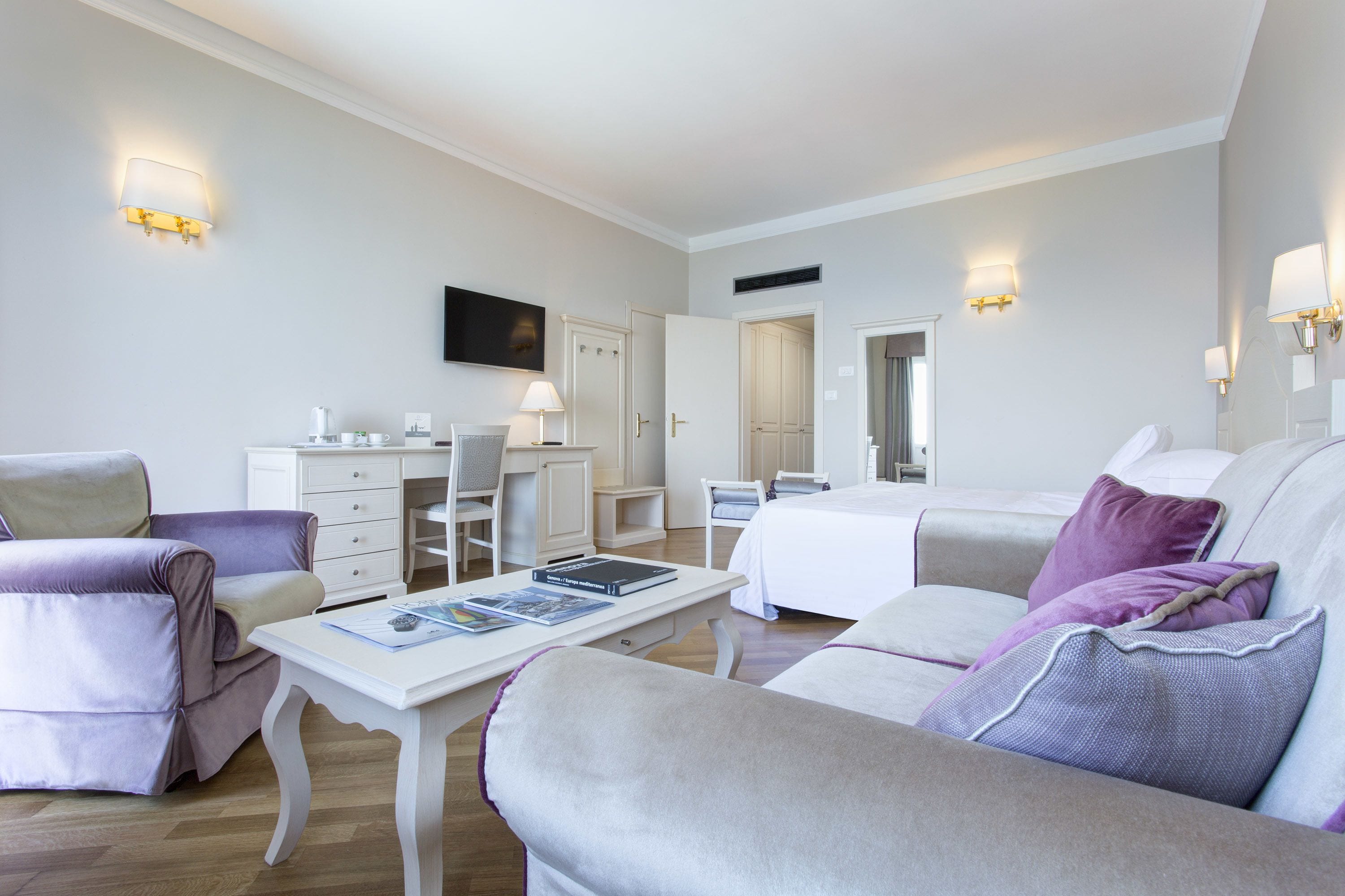 ألحفة محشوة بالريش وميني بار وخزنة داخل الغرفة ومكتب