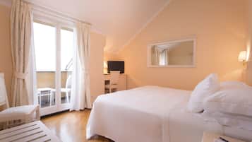 Down comforters, minibar, in-room safe, desk