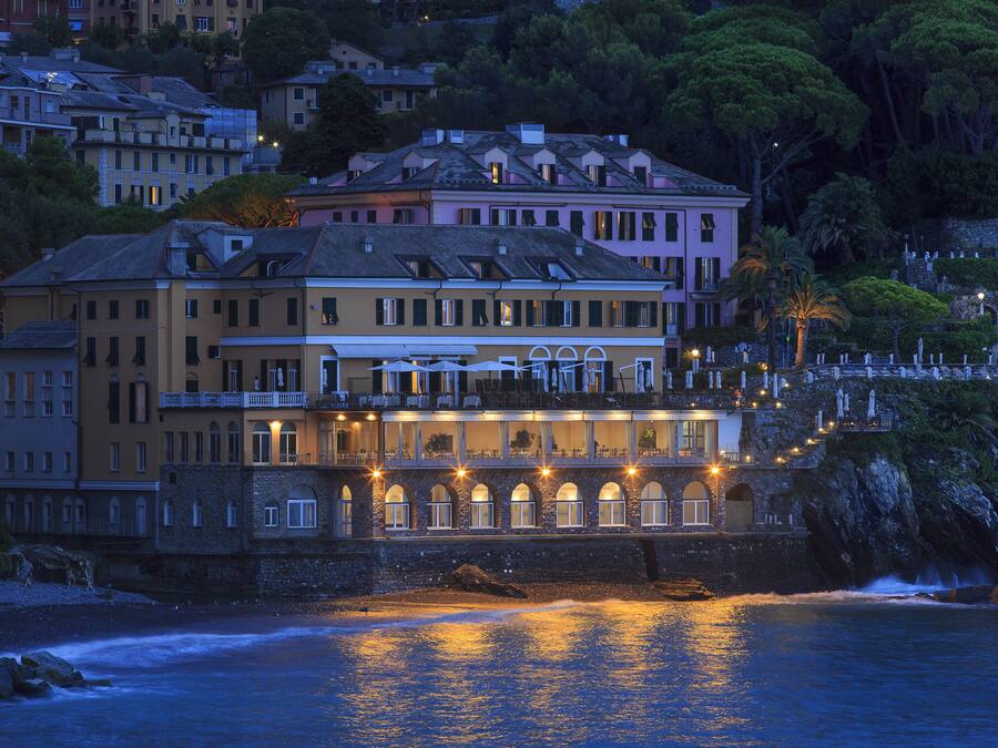 Fachada da propriedade à noite