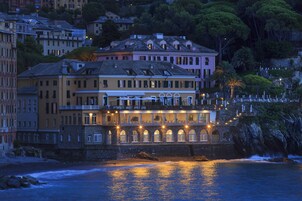 Fachada de la propiedad por la tarde o noche