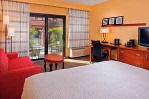 Luxe beddengoed, een bureau, een laptopwerkplek